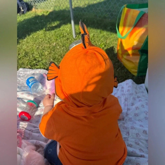 Disney Pixar Finding Nemo T-Shirt with Hood with 3D Fins Clown Fish Orange 12M - Picture 4 of 4